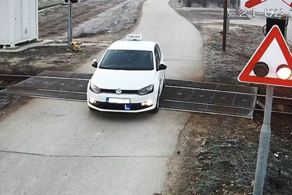 Neodgovorni vozači u BiH prelaze prugu uprkos upaljenoj signalizaciji