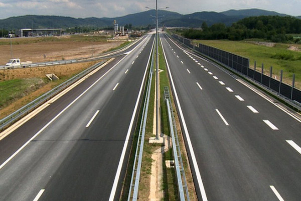 Kradu panele zvučne izolacije na autoputu i pokrivaju kokošinjce