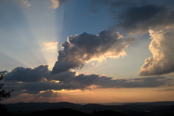 Prijepodne sunčano i toplo, popodne zahlađenje i kiša