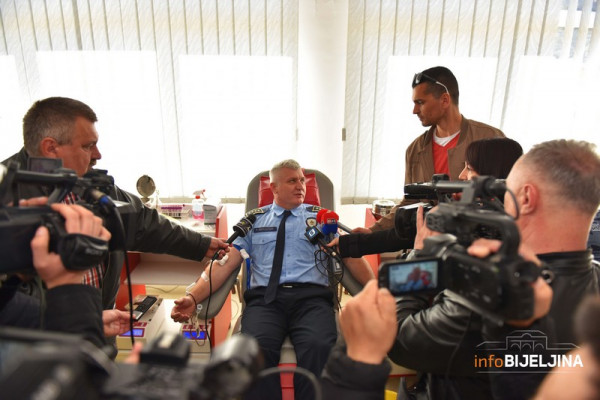 Bijeljinski policajci dobrovoljno dali krv  /FOTO/