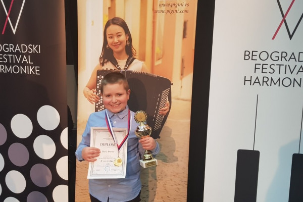 Mali harmonikaš iz Bijeljine oduševio i na Beogradskom festivalu muzike