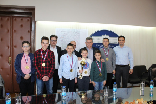 Šahovski satovi za zlatne šahiste OŠ „Sveti Sava“