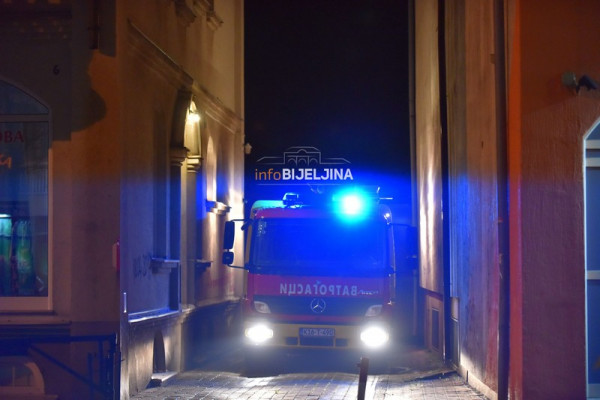 Požar u Bijeljini, vatrogasci na terenu /FOTO/