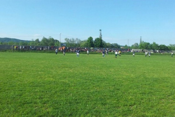 Navijač na utakmici zapucao iz pištolja, igrači se razbježali