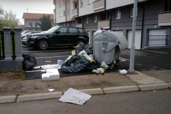 Bijeljina: Nova zgrada okićena smećem