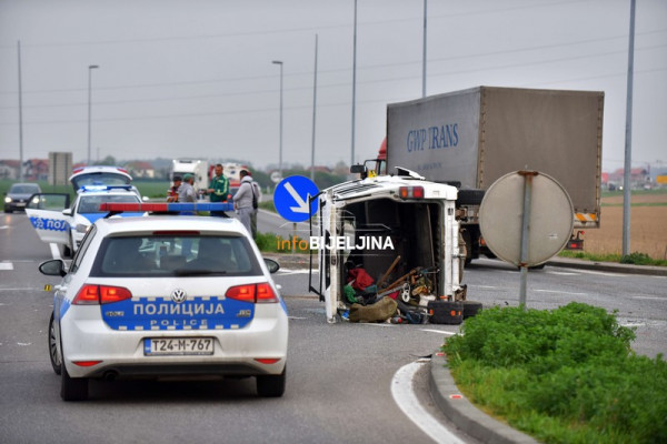 Dva lica povrijeđena u saobraćajnoj nezgodi kod Bijeljine /FOTO/