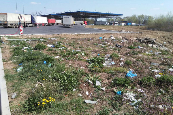 Granični prelaz Rača zatrpan smećem /FOTO/