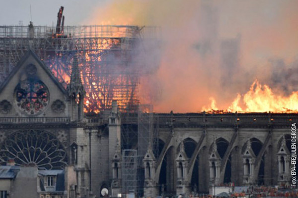 Vatrogasci i dalje gase vatru na Notr Damu