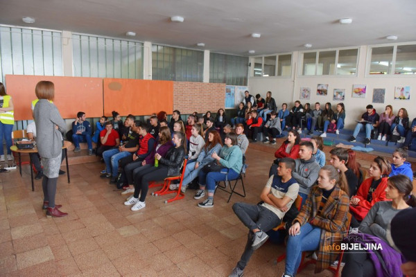 Tehnička škola u kampanji: “PAZITE! U saobraćaju ste!” /FOTO/