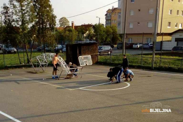 Košarkaši sređuju teren o kojem godinama niko ne vodi računa /FOTO/