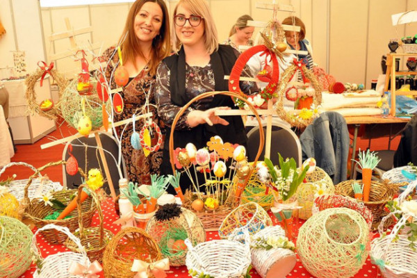 Izrada zanimljivih ukrasnih predmeta ujedinila učenike i nastavnike - Kreativna radionica ,,Radost"