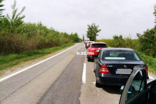 Potpuni kolaps na Sremskoj Rači, čeka se više od sat vremena