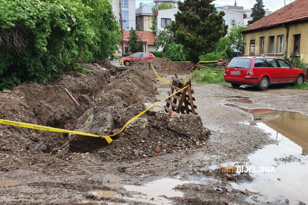 Bijeljina: Radovi na vodovodnoj mreži blokirali prilaz stanovima /FOTO/