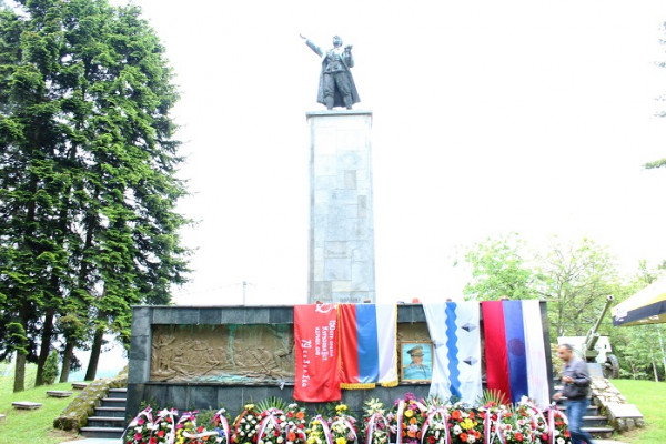 Polaganje vijenaca u memorijalnom kompleksu u Donjoj Trnovi