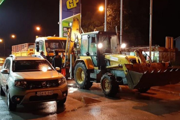 Mještani Trna od sinoć budni, angažovana mehanizacija za odbranu od poplava