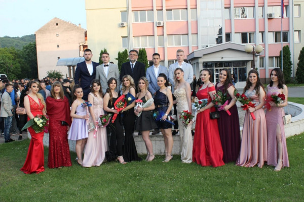 Ugljevički maturanti defileom obilježili kraj škole (FOTO)