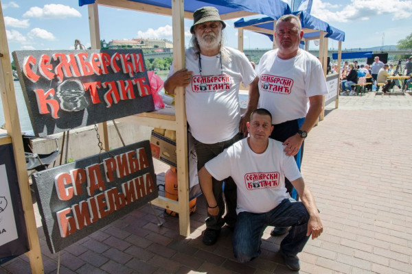 Zapažen nastup bijeljinskih majstora kotlića na festivalu u Novom Sadu /FOTO/