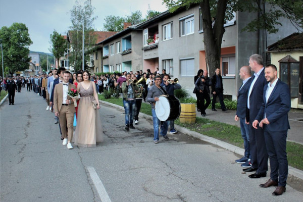 Loparski maturanti uz pratnju trubača defilovali gradom