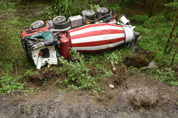 Vozač iz BiH mješalicom za beton sletio sa puta u Austriji