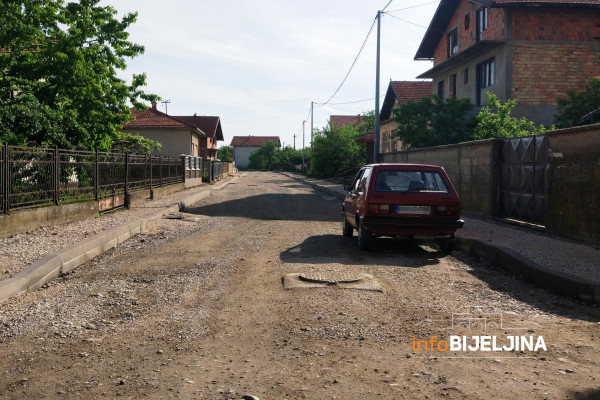 Bijeljina: Presijecaju vrpcu, a još nisu završili obećano asfaltiranje /FOTO/