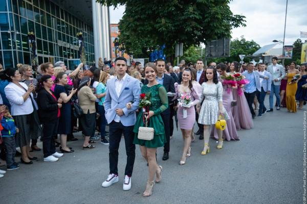 Maturanti Ekonomske i Muzičke škole u svečanom defileu /FOTO/