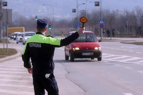 Policijski službenici dovedeni u tešku situaciju