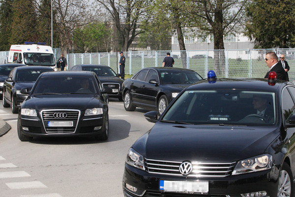 Kupuju službena vozila, krše zakon i ne misle na bolesnu djecu