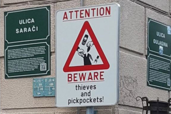U ulici u Sarajevu postavljen znak koji upozorava na lopove i džeparoše