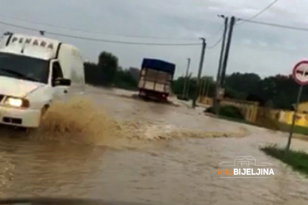 Izlila se voda na magistralni put kod Vršana, saobraćaj se odvija otežano /VIDEO/