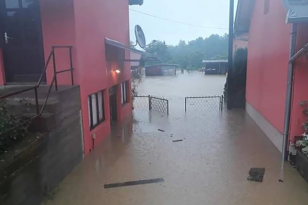 LJudi zarobljeni u kuće - Poplave prave probleme u Srbiji, voda do krova automobila