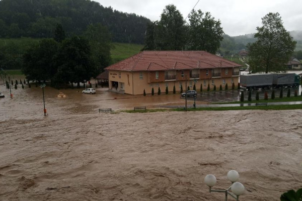 Proglašena vanredna situacija u Sremskoj Mitrovici, evakuacija u Kraljevu i Čačku