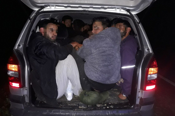 Kod Bijeljine spriječeno krijumčarenje 12 Pakistanaca, svi stali u Opel Zafiru