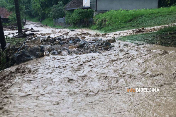 Bujica nosila sve pred sobom, oštećen put do manastira Tavna /FOTO/