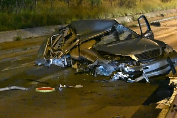 Dvije osobe povrijeđene u teškoj saobraćajci, automobil potpuno uništen