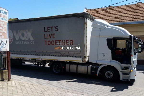 Bijeljina: Šleperom ušao u grad, počupao instalacije /FOTO/