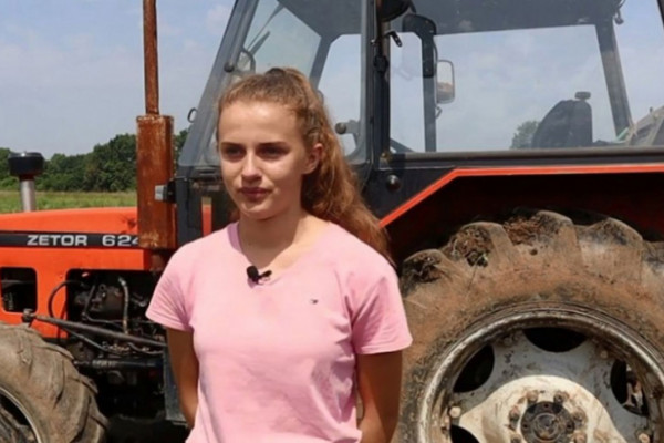 Mlada djevojka iz Kozarske Dubice odrasta na njivi, more nikada nije vidjela (VIDEO)