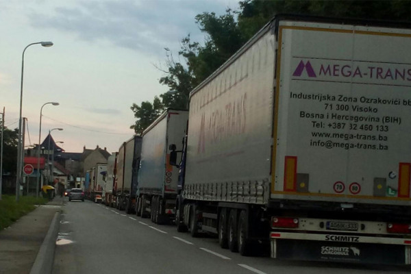 Na pojedinim graničnim prelazima sa Hrvatskom kolone vozila