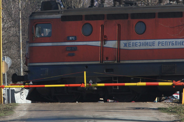 Na pružnom prelazu povrijeđen muškarac pri udaru voza u automobil