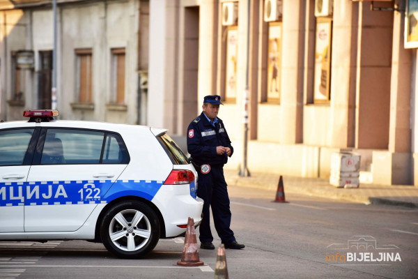 Održana debata: Kako da novinari i policajci neometano rade svoj posao