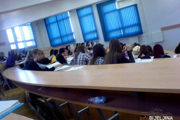Fakulteti u Srpskoj se prazne - a mladi poručuju da neće diplome i biro
