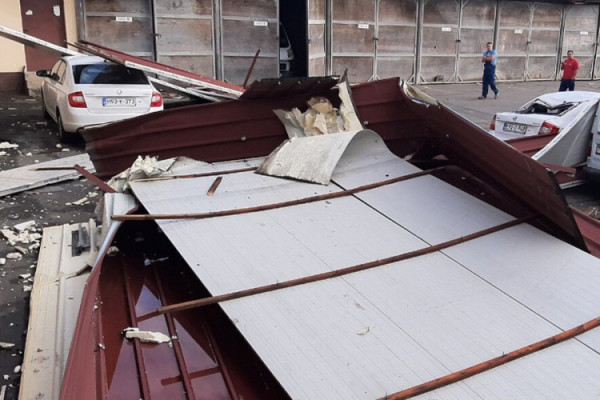 Jako nevrijeme u Gradišci: Oluja odnijela krov i oštetila automobile