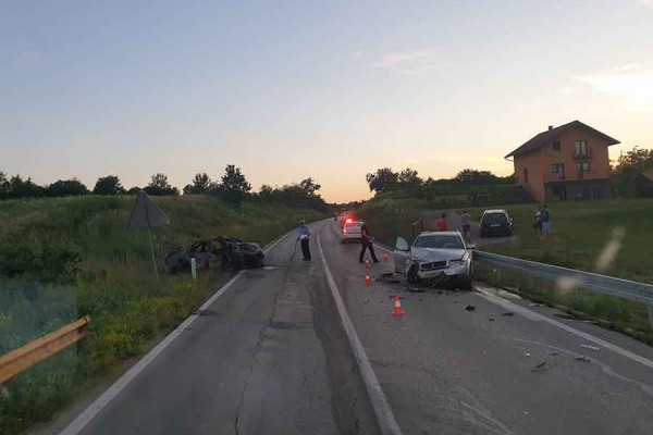 Četiri lica povrijeđena u Verićima, izgorio "opel"