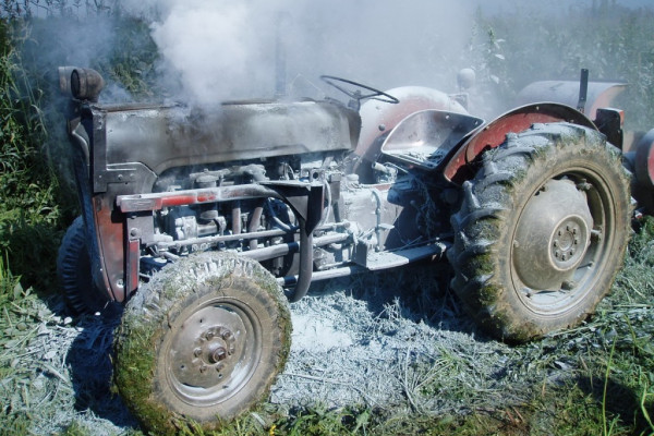 Nepoznati počinilac zapalio traktor