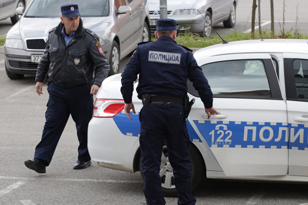 Pijan hodao ulicom, pa napao policajca