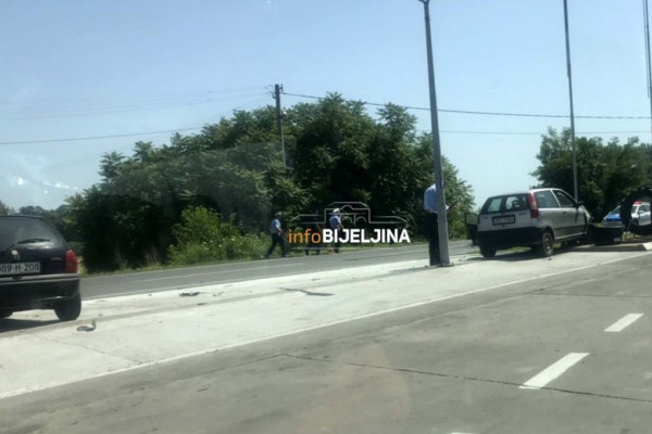Trnjaci: Udario u parkirana vozila, povrijeđen suvozač