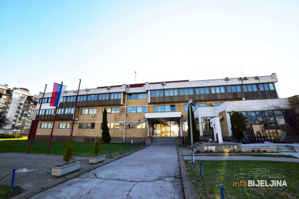 Eksplozija u Šamcu: Podigli u vazduh bankomat, oštećena i banka