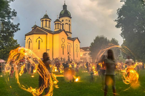 Lile svijetle uoči Petrovdana
