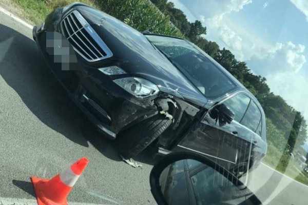Sudar mercedesa i pežoa, jedno lice povrijeđeno