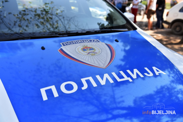 Vozač ,,golfa" teško povrijeđen nakon što je sletio sa puta