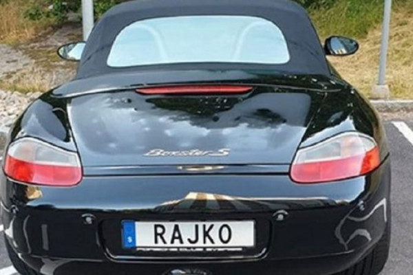 Srbin iz Švedske izazvao lavinu komentara tablicama na Poršeu